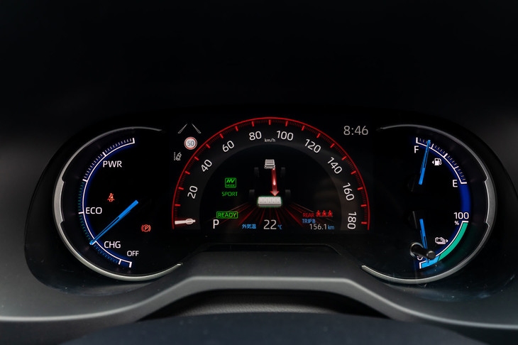 インフォメーションディスプレイの色は、エコ：緑、ノーマル：青、スポーツ：赤と、ドライブモードによって変化。最上級グレード「ブラックトーン」では、ダイヤル式モードセレクターの色も変化する。