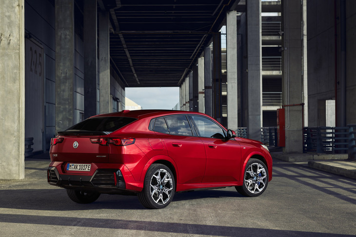 クーペライクなシルエットとプロポーションが目を引く「BMW X2」。