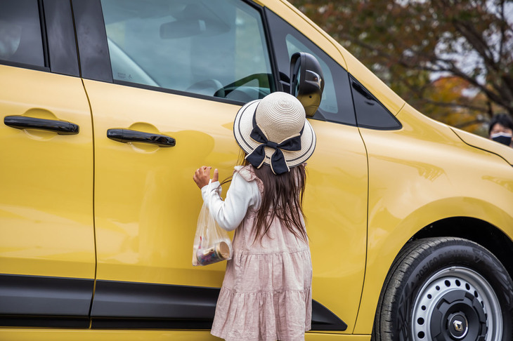 「ジョンアグリュム」と呼ばれるイエローの外装色をまとった新型「カングー」を熱心に見ていたお嬢さん。新しいカングーはお気に召しましたか？