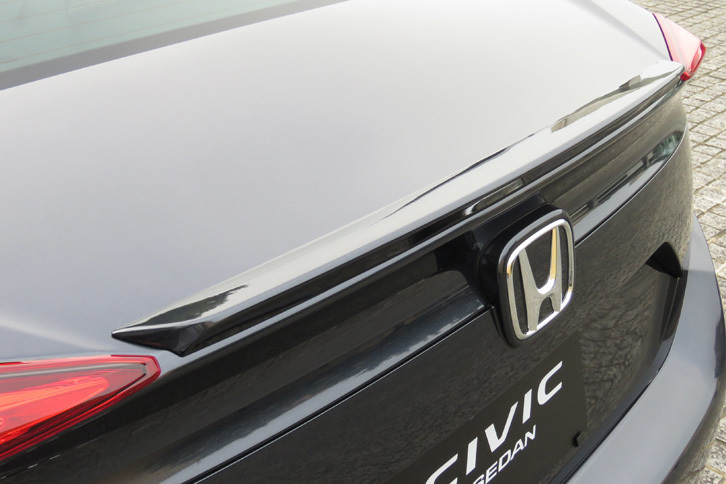 ホンダ・シビックセダン（トランクリッドスポイラー）