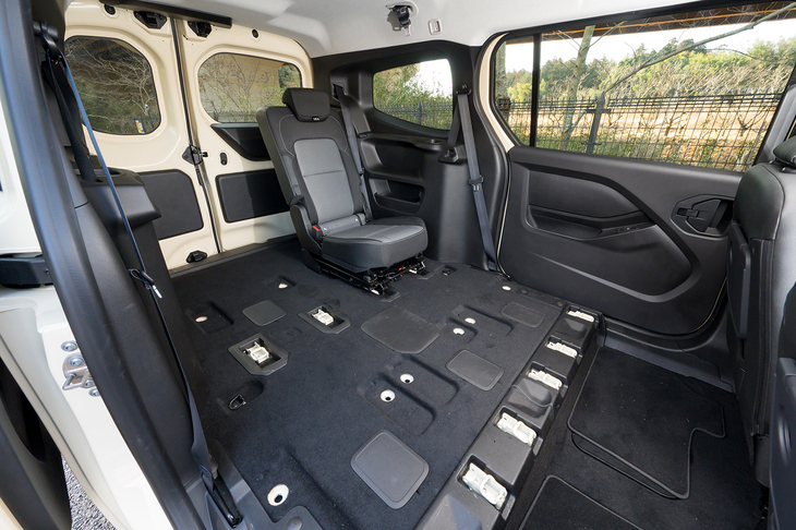 3列目の左側シートだけを装着したちょっと寂しい3人乗りにしてみる。あまり意味のないレイアウトだが、「グランカングー」ならではの使い方ではある。