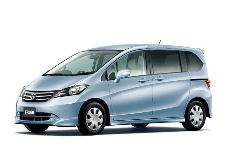 「ホンダ・フリード」
	ホンダが2008年に発売したコンパクトミニバン。取り回しのしやすさや使い勝手のよさから人気を博し、2010年には角張ったデザインの5人乗りモデル「フリードスパイク」が、2011年には燃費21.4km/リッター（JC08モード）の「フリード ハイブリッド」「フリードスパイク ハイブリッド」が追加された。