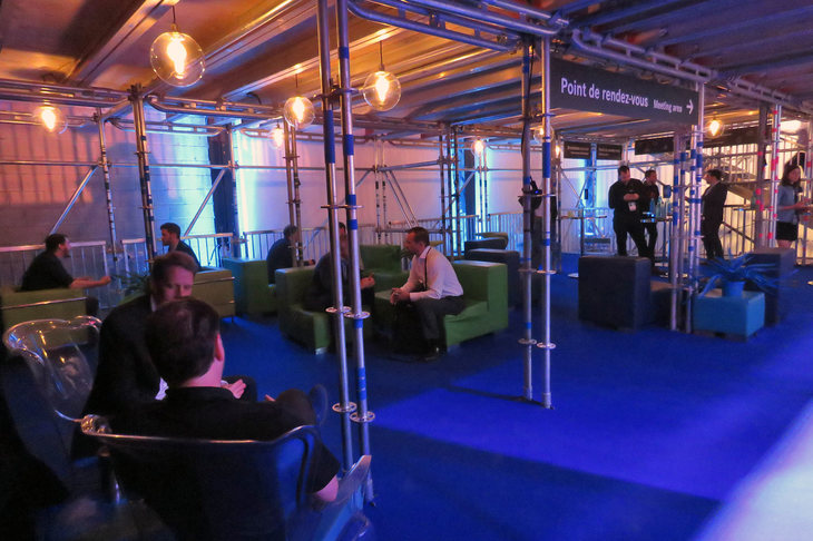 「braindate lounge」と名づけられたミーティングスペース。奥にはより突っ込んだ話をする人向けに、個室も用意されていた。