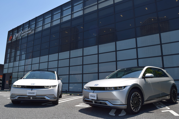 東京・江東区の「A PITオートバックス東雲」の一角に設けられた「ヒョンデモビリティラウンジ東京ベイ東雲」。ヒョンデとオートバックスの協業拠点としては京都四条に続く2店舗目で、試乗や購入相談のほか、納車、点検整備およびメンテナンスなどが行われる。