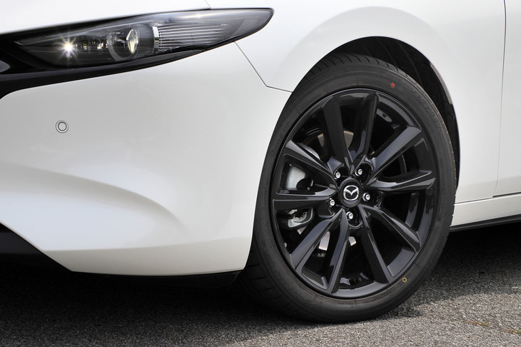 タイヤサイズは215/45R18で、東洋ゴムと共同開発した「トーヨー・プロクセスR51A」を装着。「スカイアクティブX」搭載車にはブラックメタリックのホイールが組み合わされる。