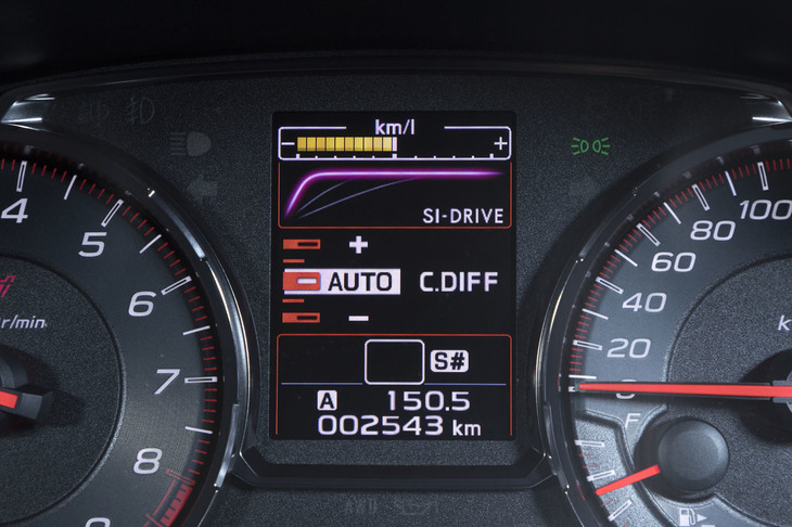 「I」「S」「S#」の3種類からパワーユニットの制御を選べる「SIドライブ」。最近のスバル車ではステアリングホイールのスポークにスイッチが備わるが、「WRX STI」ではセンターコンソールのダイヤルで操作する。