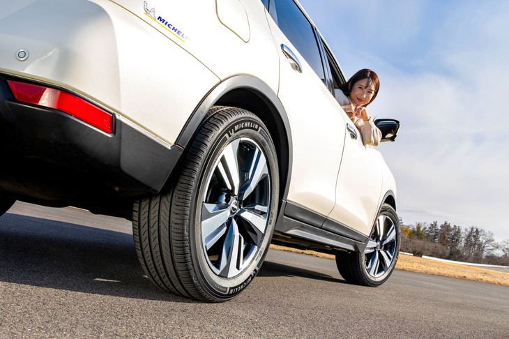 今回、自動車ジャーナリストの今井優杏さんが試したのは、ミシュランのプレミアムコンフォートタイヤ「プライマシー5」。2025年1月31日に発表されたばかりの新製品である。