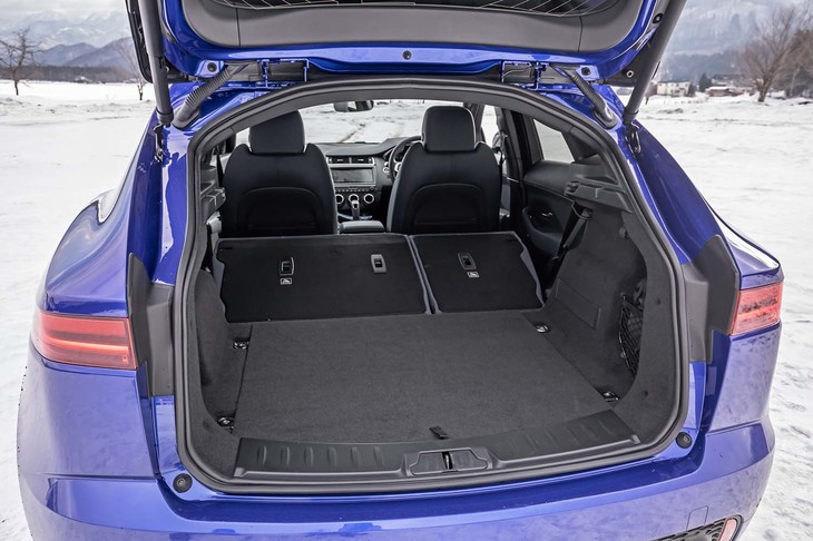リアシートは60：40の分割可倒式になっており、積載する荷物によってアレンジが可能。後席の背もたれをすべてたたんだ状態では、1234リッターまで容量を拡大できる。