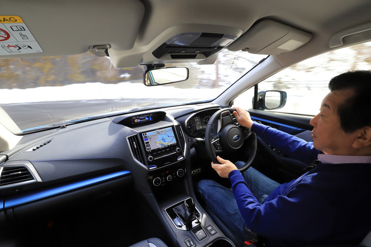 「ブルーアース4S AW21」のハンドリングを試す筆者。オールシーズンタイヤであることに起因する弊害は、ほとんど感じられない。