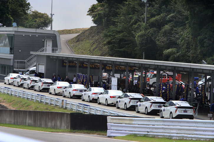 ピットレーンにズラリと並んだ試乗車。今回のイベントでは、サマータイヤ、スタッドレスタイヤ、オールシーズンタイヤの比較試乗が行われた。