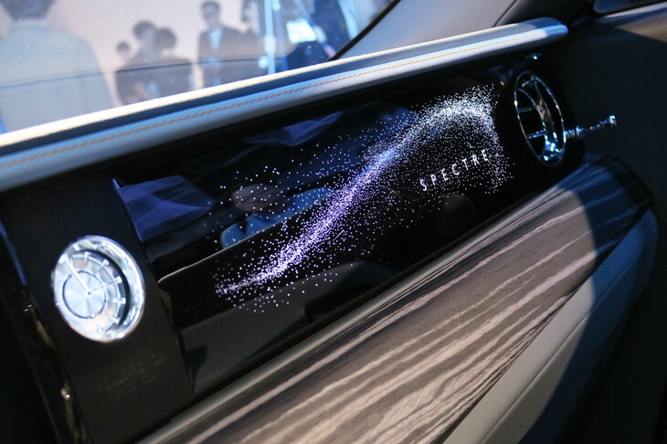 ロールス・ロイス・スペクター プロフェシー（イルミネーテッド・ファシア）