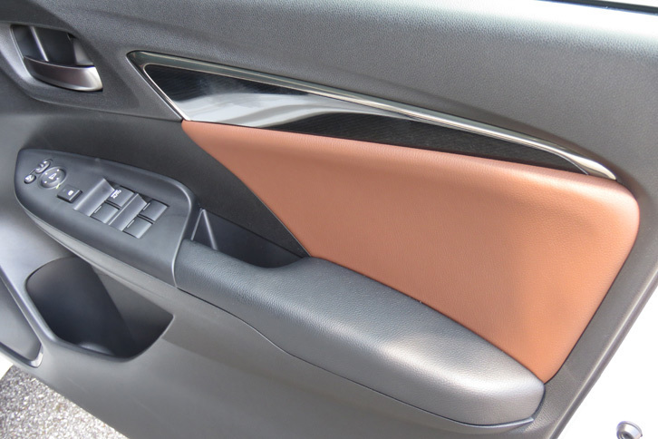 ホンダ・フィット ハイブリッドL Honda SENSING（ドアパネル）