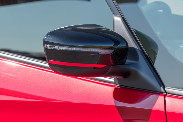 サイドミラーにもブラック地にレッドアクセントを施した専用のドアミラーが採用される。