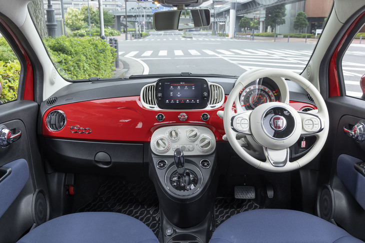 ダッシュボードはボディーカラーと同色でコーディネートされる。そこに白いステアリングホイールを組み合わせても嫌味にならないのがさすが。