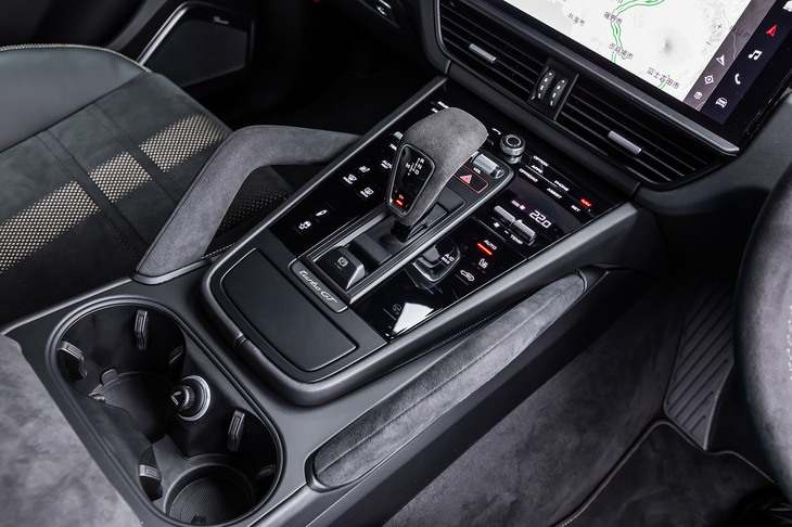 空調やインフォテインメントシステムの操作スイッチが並ぶセンターコンソールパネルの基本デザインは「パナメーラ」と共通。トランスミッションは「ティプトロニックS」と呼ばれる8段ATが採用されている。
