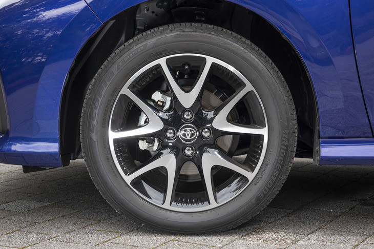 試乗車は、オプションの185/55R16タイヤと切削光輝＋ブラック塗装／センターオーナメント付き16×6Jアルミホイールを装着していた。標準仕様では185/60R15サイズのタイヤと15×6Jスチールホイールの組み合わせとなる。
