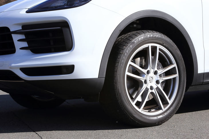 試乗車の20インチアルミホイール。タイヤのサイズは、ドライビングダイナミクスの向上を図るべく、後輪の方が大きくなっている（前：275/45ZR20、後ろ：305/40ZR20）。