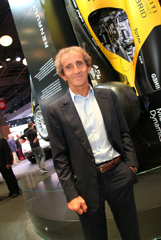 ルノーブースの一角にて。誰かと思えば元F1ドライバーのアラン・プロスト氏だ。プレスデーでも記念写真をせがむ人が多いところに、根強い人気がうかがえる。