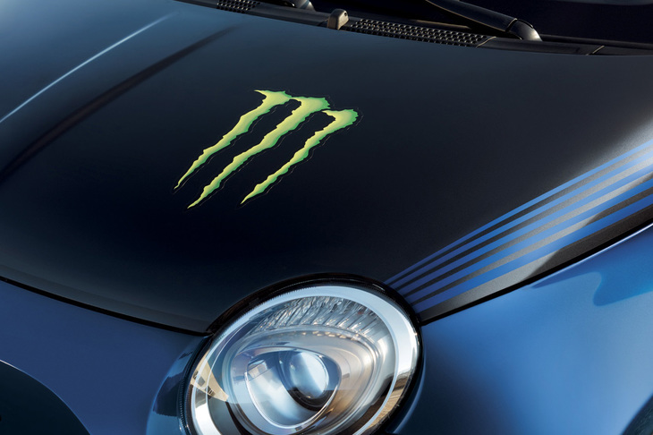 モンスターエナジーのトレードマークである「クロー（爪痕）」と呼ばれるボンネットステッカー。