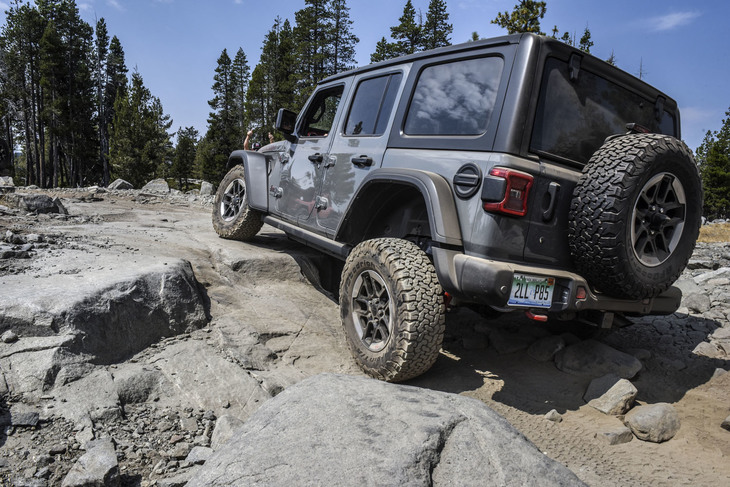 ラダーフレームシャシーや前後のリジッドアクスル式サスペンションといった、悪路走破性を高めるディテールはきっちりと守られている。