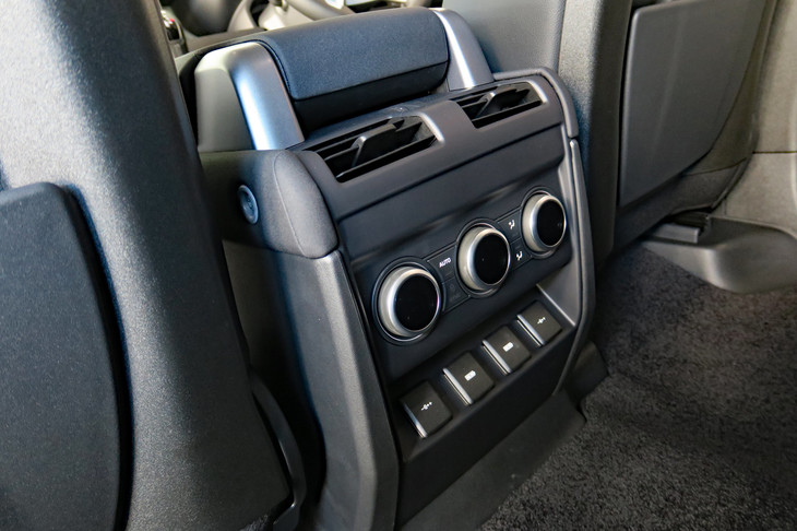 ランドローバー・ディフェンダー110 SE エクスプローラーパック装着車（リアシート用エアコンとアクセサリーソケット）