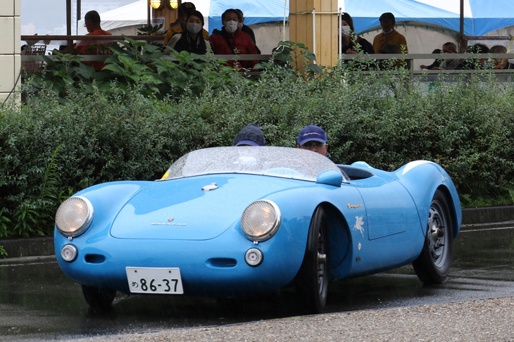 降り出した雨のなかをフルオープンでやってきた「ベック550スパイダー」。1950年代生まれのポルシェのレーシングスポーツ「550スパイダー」のレプリカ。