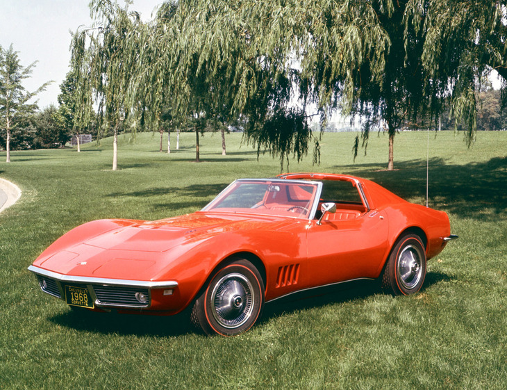 「シボレー・コルベット（C3）」。1968年のデビュー時のベースユニットは5.4リッター／300HPだったが、排ガス対策と出力表示の変更によって1975年には5.7リッター／165HPまで低下してしまった。