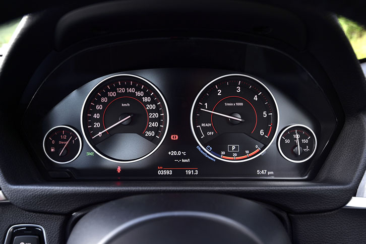 タコメーター（右）のレッドゾーンは5400rpmから。表示は6000rpmまで。