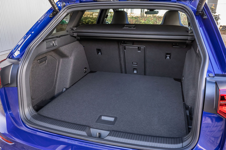 荷室容量は611リッター。後席の背もたれを前方に倒すと、荷室容量を最大1642リッターに拡大できる。荷室床面は2段階の高さ調整式で、床下にはサブトランクも用意されている。写真は床面を上部にセットした様子。