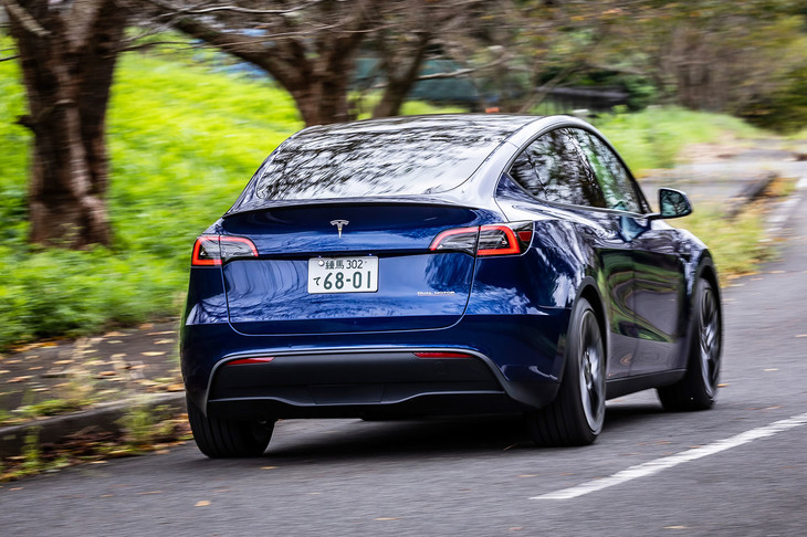 「モデルYパフォーマンス」は0-100km/h加速が3.7秒、最高速度が250km/hという走行性能を誇る。一充電あたりの航続距離は、WLTCモード値で595kmと発表されている。