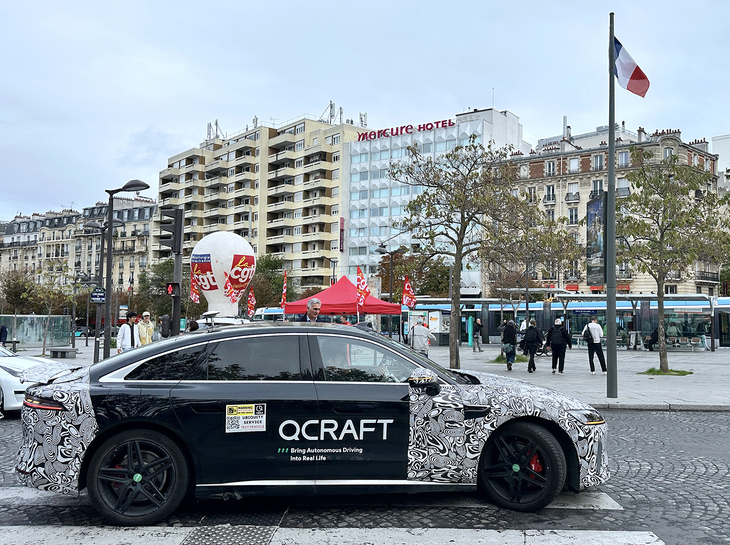 会場外にて。中国の軽舟智航（Qクラフト）は、ショーを機に、都市型自動運転ナビゲーションシステム「Qパイロット」のデモカーをパリ市内で走らせた。デモカーにはポーランドのナンバープレートが付いていた。