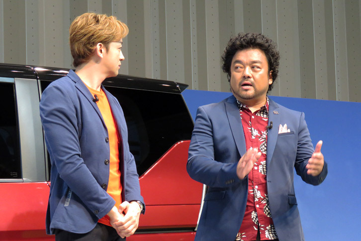 身振りを交えて、「プロパイロット」の印象を語るパパイヤ鈴木さん。「自分は手を添えているだけ。ハンドルが勝手に切れていく」「体力的にも精神的にも楽」とのこと。