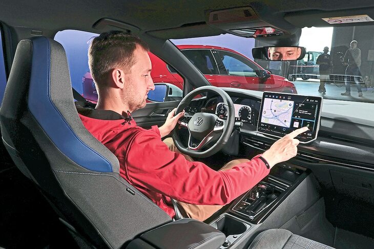 新しい「ゴルフ」の仕上がりをチェックするリポーター。