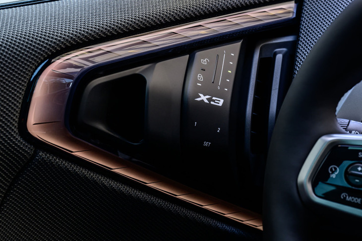 新機軸のマルチファンクショナルコントロールエレメントに寄ってみる。ドアのロック／アンロックボタンなどに加えてエアアウトレットの電動調整スイッチが備わっている。