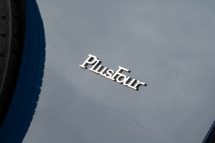 リアを飾る「PlusFour」のバッジ。「プラスフォー」は「4/4」よりパワフルな上級モデルとして1950年に登場。今日にもその名が受け継がれている。