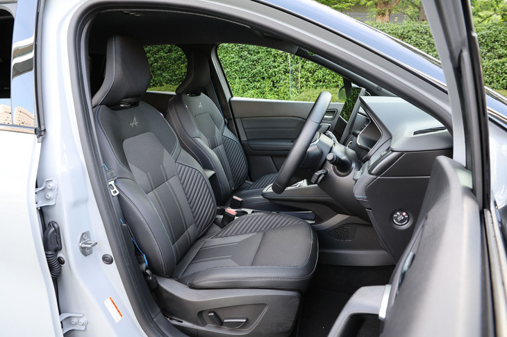 「エスプリ アルピーヌ」グレードでは、アルピーヌのロゴ入りの「バイオスキン＆ファブリックコンビシート」とブルーのラインが入ったシートベルトが標準装備とされる。