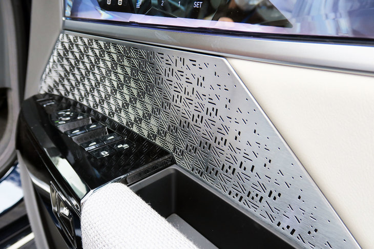 BMW i7 xDrive60eエクセレンス（フロントドアスピーカー）