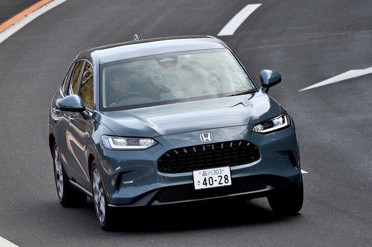 左コーナーを行く「ZR-V e：HEV X」。落ち着いていて上質な乗り心地だが、「シビック」のほうがもう少ししっとりとしていた印象だ。
