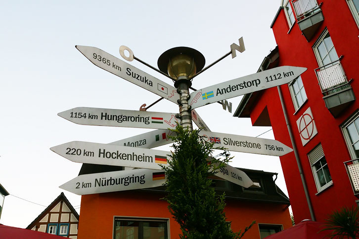 ニュルブルクのふもと、アデナウの街で見かけたステキな標識（？）。鈴鹿まで9365kmか。ずいぶん遠くへ来たもんだ……。