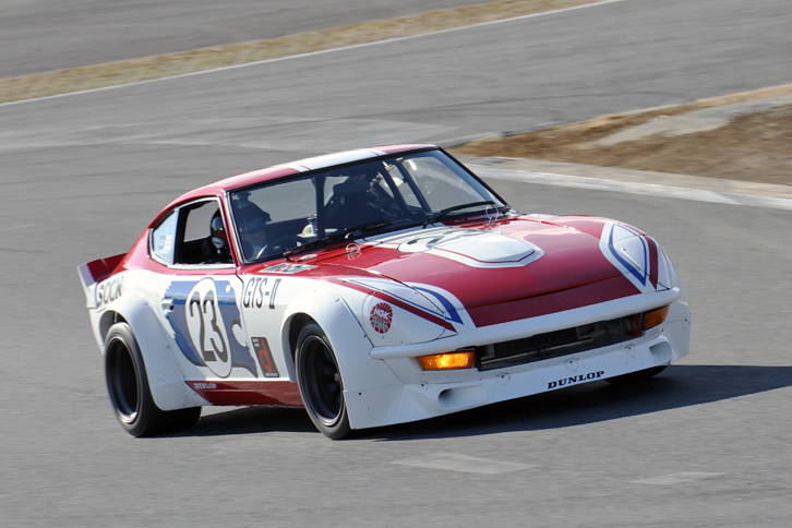 1973年「日産フェアレディ240Z-G」は、ノーマルのターンフローからクロスフローに改めた直6 SOHC 2.9リッターのLY28型エンジンを積んだテストカー。ウエットレースとなった72年富士グランチャンピオンシリーズ第2戦において、フェアレディ240Z-Gでミドシップのレーシングスポーツを抑えて優勝し、「雨の柳田」「Zの柳田」の異名をとった柳田春人がドライブした。