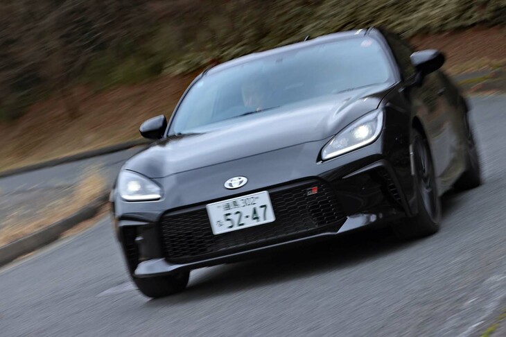 「トヨタGR86」と「スバルBRZ」ではエンジン特性や足まわりのセッティング、車体の取り付け剛性などで差異化が図られており、前者は回頭性のよさやドリフト時のコントロール性の高さ、後者は落ち着いた挙動と操縦安定感の高さを重視したものとなっている。