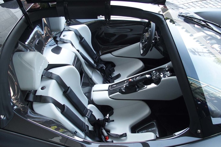 2座用意されたシートは固定式。乗車の際は、シート中央にある“STEP HERE