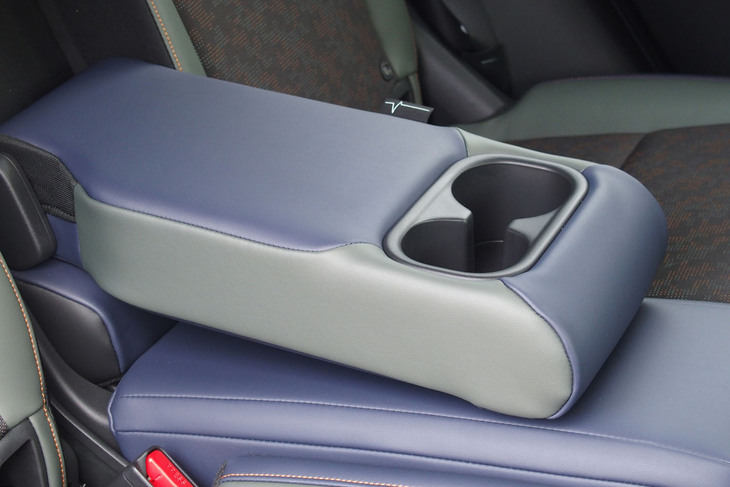 ホンダ・ヴェゼルe：HEV X HuNTパッケージ（リアシートアームレスト）