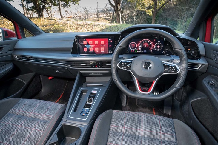 赤の差し色が効果的に配されたダッシュボード。造形自体は標準の「ゴルフ」と変わらないが、ずいぶんとスポーティーに感じられる。