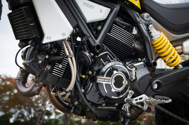 「スクランブラー1100」シリーズに搭載される、1079ccの空冷L型2気筒エンジン。ネイキッドスポーツモデル「モンスター1100」のエンジンをベースに、スクランブラーのキャラクターに合わせて改良を加えたものだ。