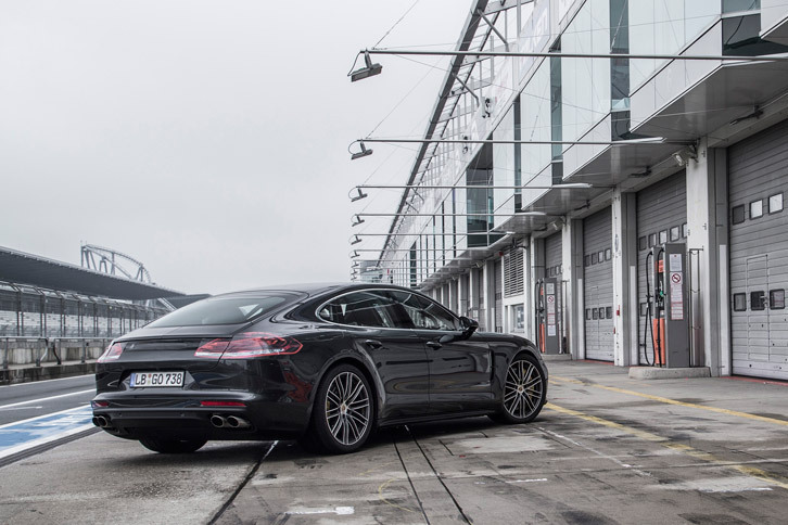 新型「パナメーラ ターボ」のリアビュー。