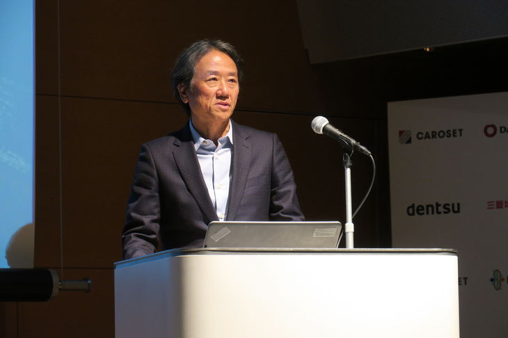 サービス誕生の経緯について説明する、電通の大久保裕一執行役員。電通では広告代理業で培ったノウハウを生かし、「広い意味で顧客をつなぐサービスを提供したい」と述べた。