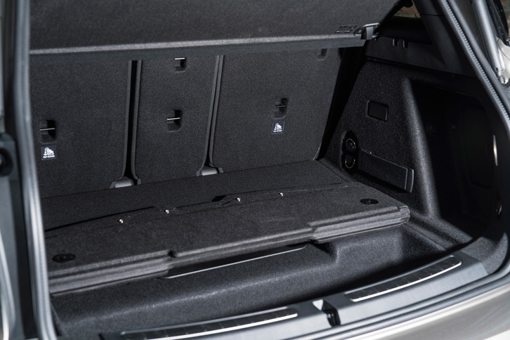 ラゲッジルームの容量は、5人乗車時で405リッター、後席を倒した状態で1275リッター。プラグインハイブリッド機構を搭載する都合で荷室床下の収納スペースは大幅に縮小され、また床面にも前方が高めとなるよう傾斜がつけられた。