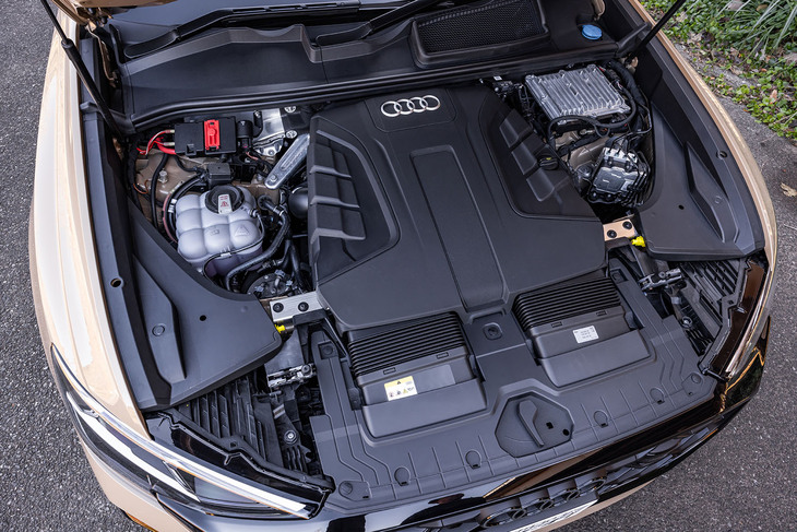 最高出力272PS、最大トルク600N・mの3リッターV6ディーゼル ターボエンジンを搭載。電動化を推進するアウディにあって、同モデルはハイブリッドシステムなどが採用されない純内燃機関車となっている。