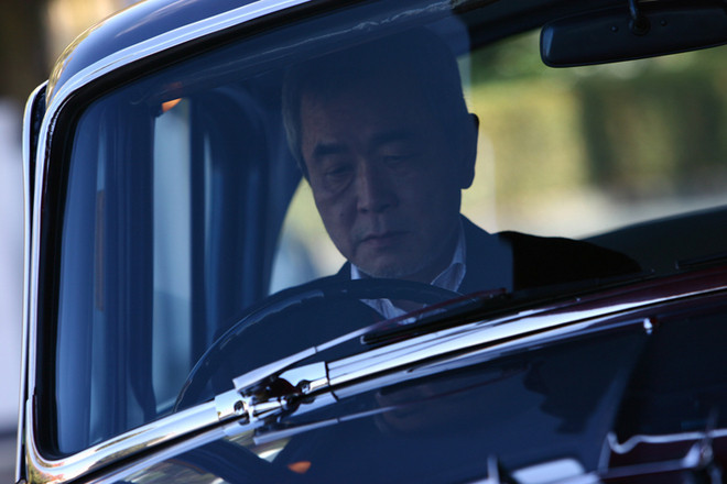 「トヨペット・クラウン デラックス」とモータージャーナリストの熊倉重春氏。